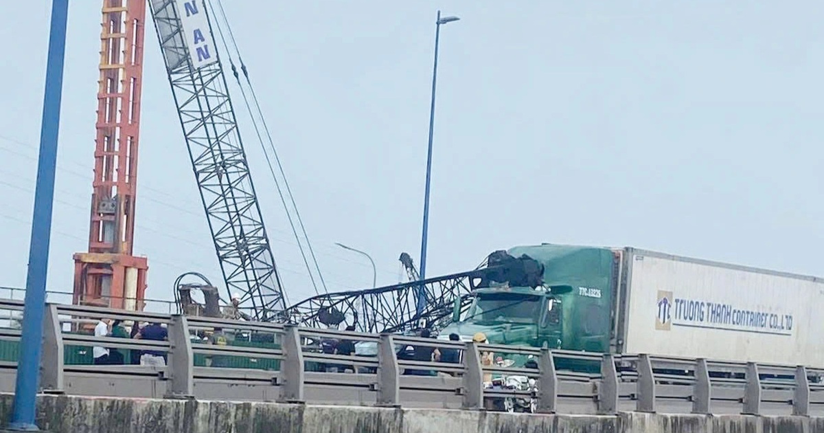 Cần cẩu sập đè ô tô ở TPHCM, đơn vị thi công bồi thường gần 400 triệu đồng