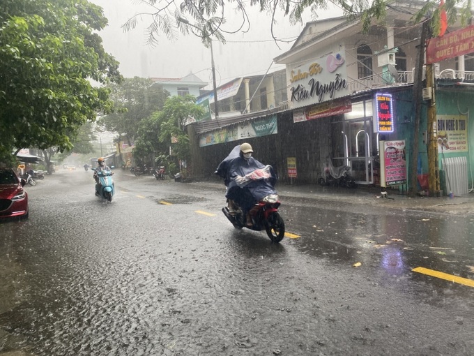 Trưa 16/10, trên địa bàn tỉnh Thừa Thiên Huế xảy ra trận mưa cường độ lớn. Tại TP Huế, nước mưa gây ngập cục bộ tại nhiều tuyến đường