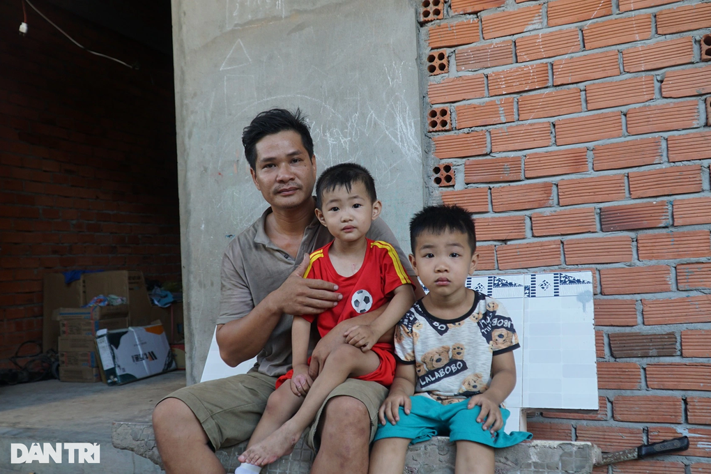 Vợ chết, chồng nghèo mong có tiền nuôi con mắc bệnh tim - 1 Vợ chết, chồng nghèo mong có tiền nuôi con mắc bệnh tim - 1