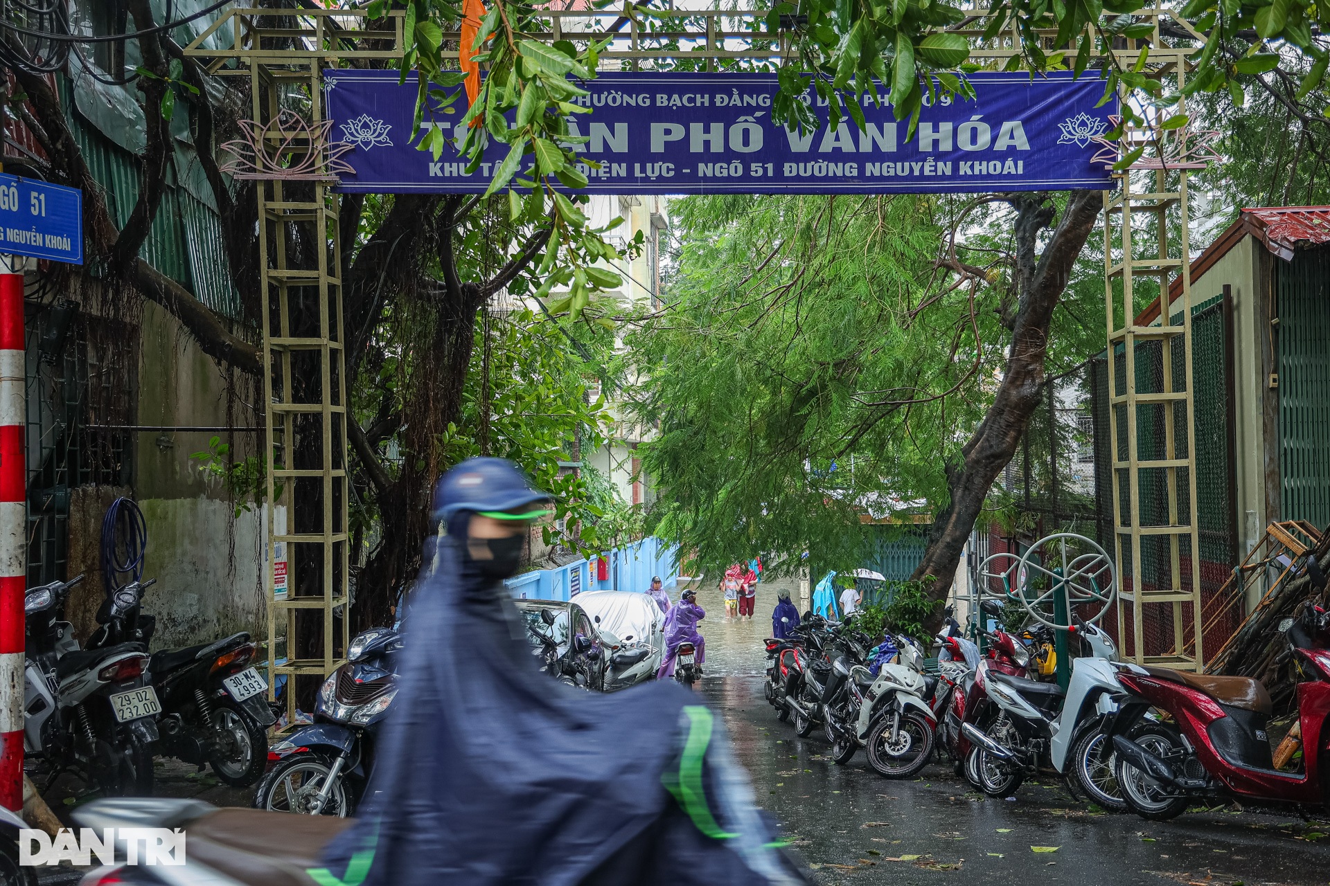 View - Lũ sông Hồng lên đột ngột, người Hà Nội hối hả kê cao đồ, sơ tán khỏi chỗ ở | Báo Dân trí