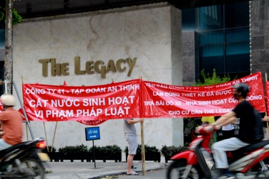 Chủ đầu tư, ban quản lý thị uy bằng cách khóa thang máy, cắt nước