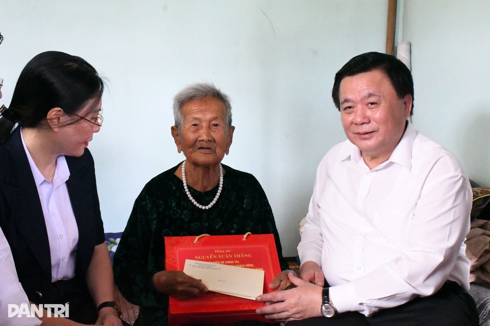 Ông Nguyễn Xuân Thắng tri ân người có công ở Quảng Ngãi - 3 Ông Nguyễn Xuân Thắng tri ân người có công ở Quảng Ngãi - 3