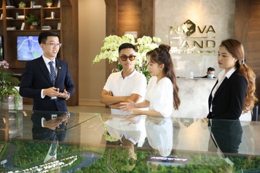 Khánh Thi - Phan Hiển và điệu nhảy ngẫu hứng giữa vườn xanh