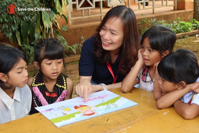Bà Lê Thị Thanh Hương - Trưởng đại diện Tổ chức Cứu trợ Trẻ em tại Việt Nam với trẻ em.