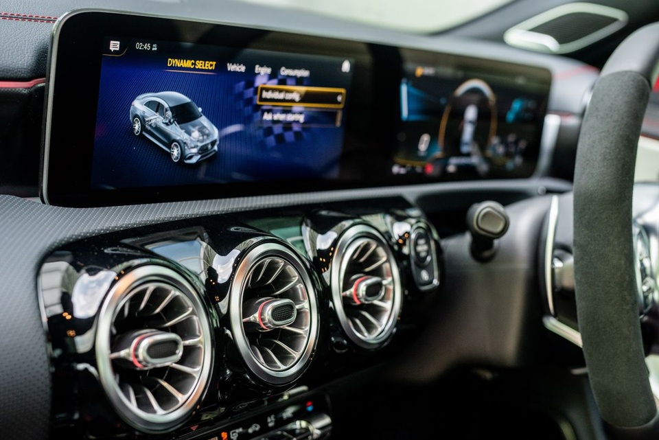 Mercedes đưa CLA 45S AMG tới Malaysia với giá bán khủng - 19 Mercedes đưa CLA 45S AMG tới Malaysia với giá bán khủng - 19
