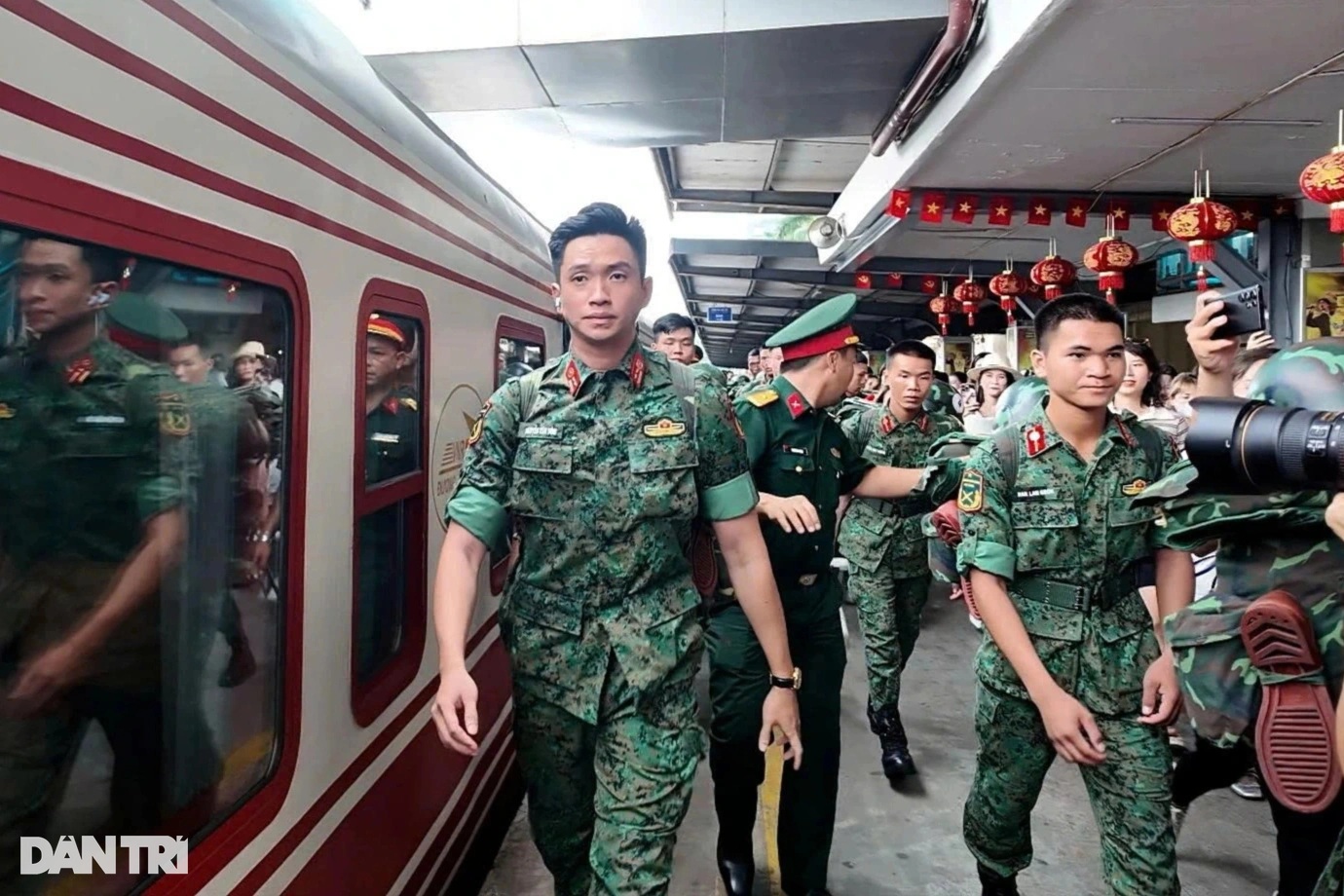 Thượng uý Lê Hoàng Hiệp bị “vây” như sao: Cuồng thần tượng lệch chuẩn? - 2