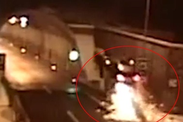 Tài xế buồn ngủ, xe BMW "bay" lên nóc hầm