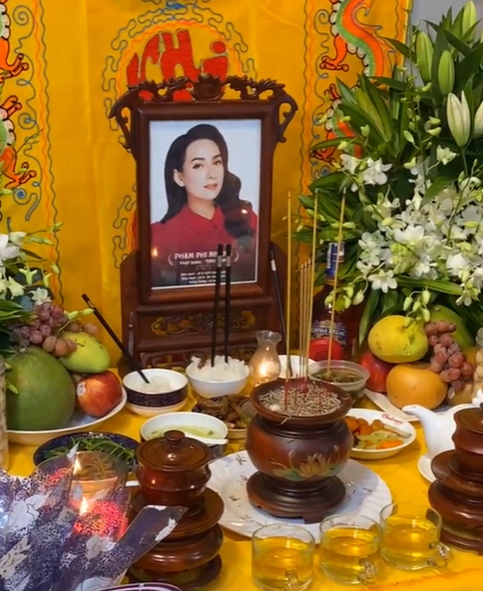 Các con nuôi làm lễ cầu siêu cho ca sĩ Phi Nhung tại nhà riêng - 1 Các con nuôi làm lễ cầu siêu cho ca sĩ Phi Nhung tại nhà riêng - 1