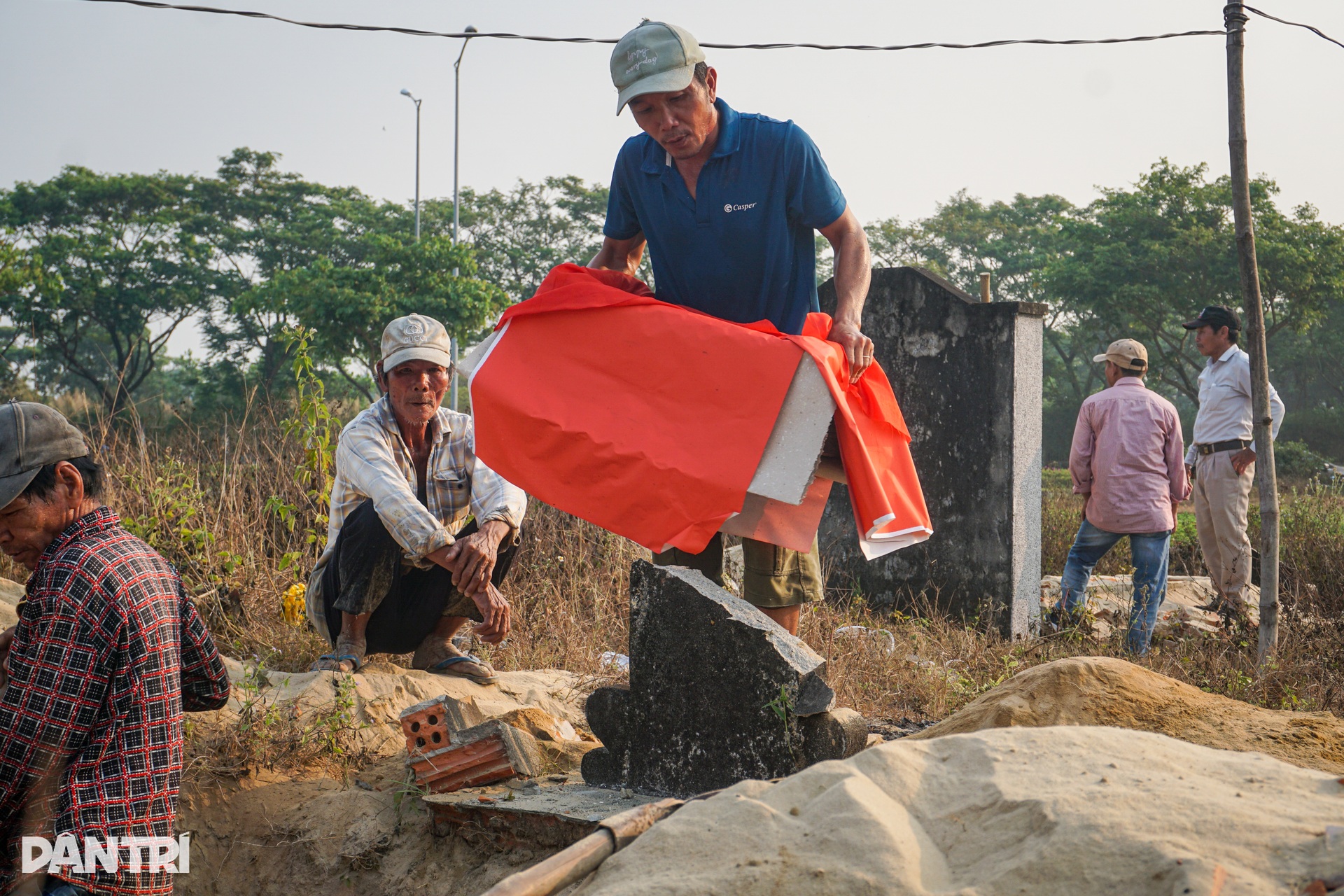 Cuộc tái định cư người âm quy mô lớn ở Đà Nẵng để xây làng đại học - 9 Cuộc tái định cư người âm quy mô lớn ở Đà Nẵng để xây làng đại học - 9