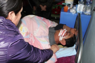 Ba công an viên bị côn đồ chặn đường đánh trọng thương   