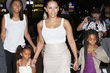 Bỏ sau lưng vụ ly dị ồn ào, Mel B bình thản dự sự kiện