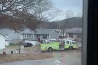 Mỹ: Xe cứu hỏa xoay tròn mất kiểm soát trên mặt đường đóng băng