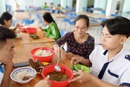 Chuyện cô giáo mua thuốc, lấy sữa của con cứu học trò qua cơn đói, bệnh tật