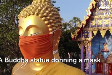 Ngôi chùa đeo khẩu trang cho tượng Phật khổng lồ