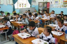 Thực phẩm trường học: Con ăn, bố mẹ lo thon thót