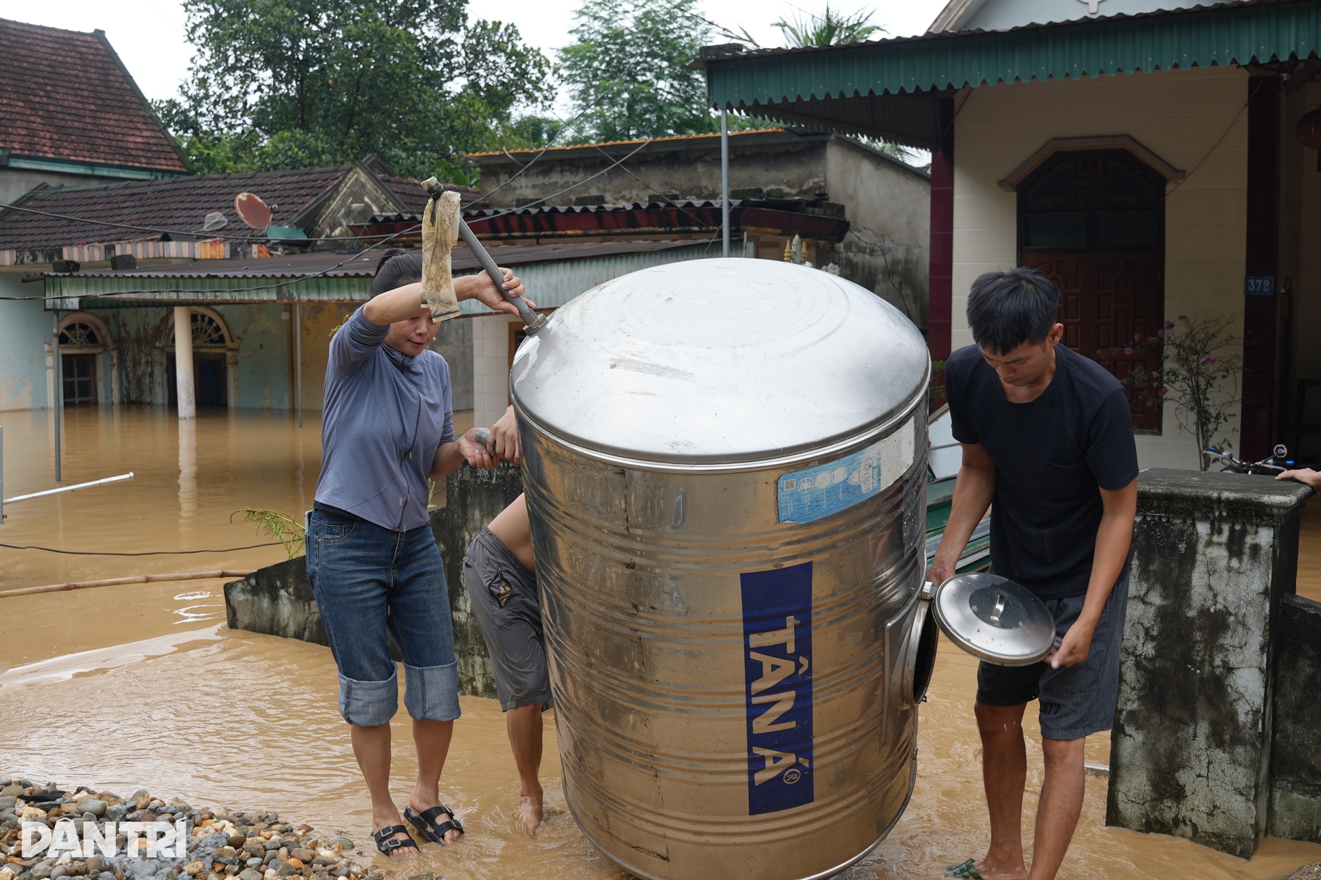 Nước lũ dâng lên tận nóc nhà, quốc lộ 7 ngập sâu hơn 1m - 9 Nước lũ dâng lên tận nóc nhà, quốc lộ 7 ngập sâu hơn 1m - 9