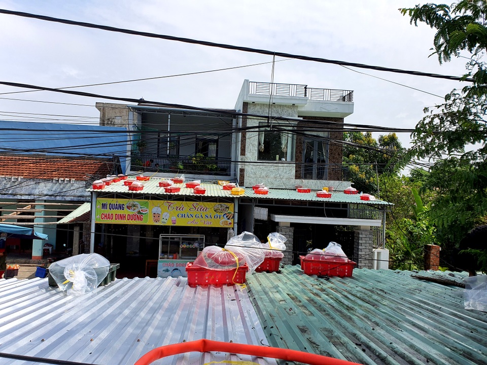 Người dân Quảng Nam hối hả chằng chống nhà “đón” bão - 11 Người dân Quảng Nam hối hả chằng chống nhà “đón” bão - 11