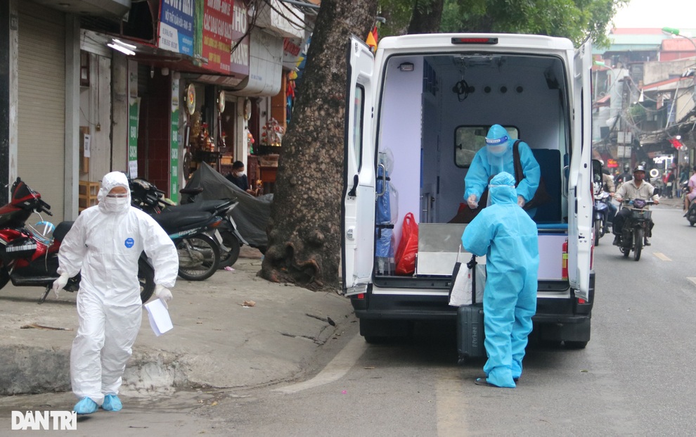 Hà Nội: Dựng rào chắn cao 2 m trước cửa UBND phường để chống dịch - 14 Hà Nội: Dựng rào chắn cao 2 m trước cửa UBND phường để chống dịch - 14