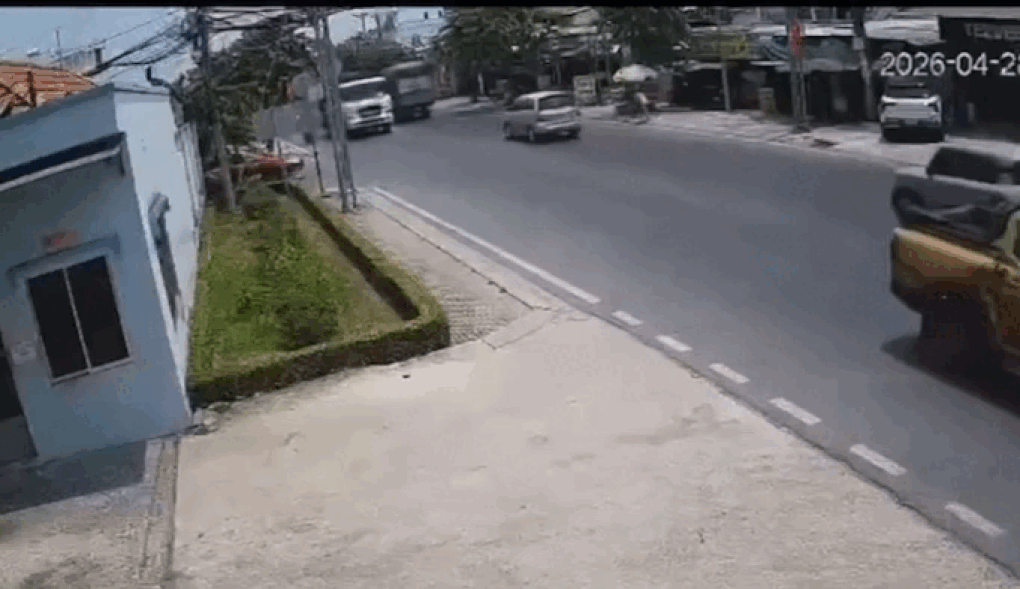 Nữ sinh lao xe ra đường khiến một người ngã vào xe rác ở TPHCM - 1