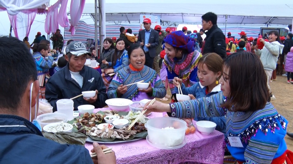 Mang Tết nhân ái ấm áp đến với bà con dân tộc khó khăn huyện Si Ma Cai - 16 Mang Tết nhân ái ấm áp đến với bà con dân tộc khó khăn huyện Si Ma Cai - 16