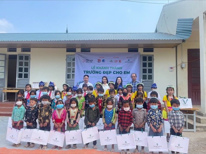 Trao tặng đồ dùng học tập cho các em học sinh tại điểm trường tỉnh Lai Châu.