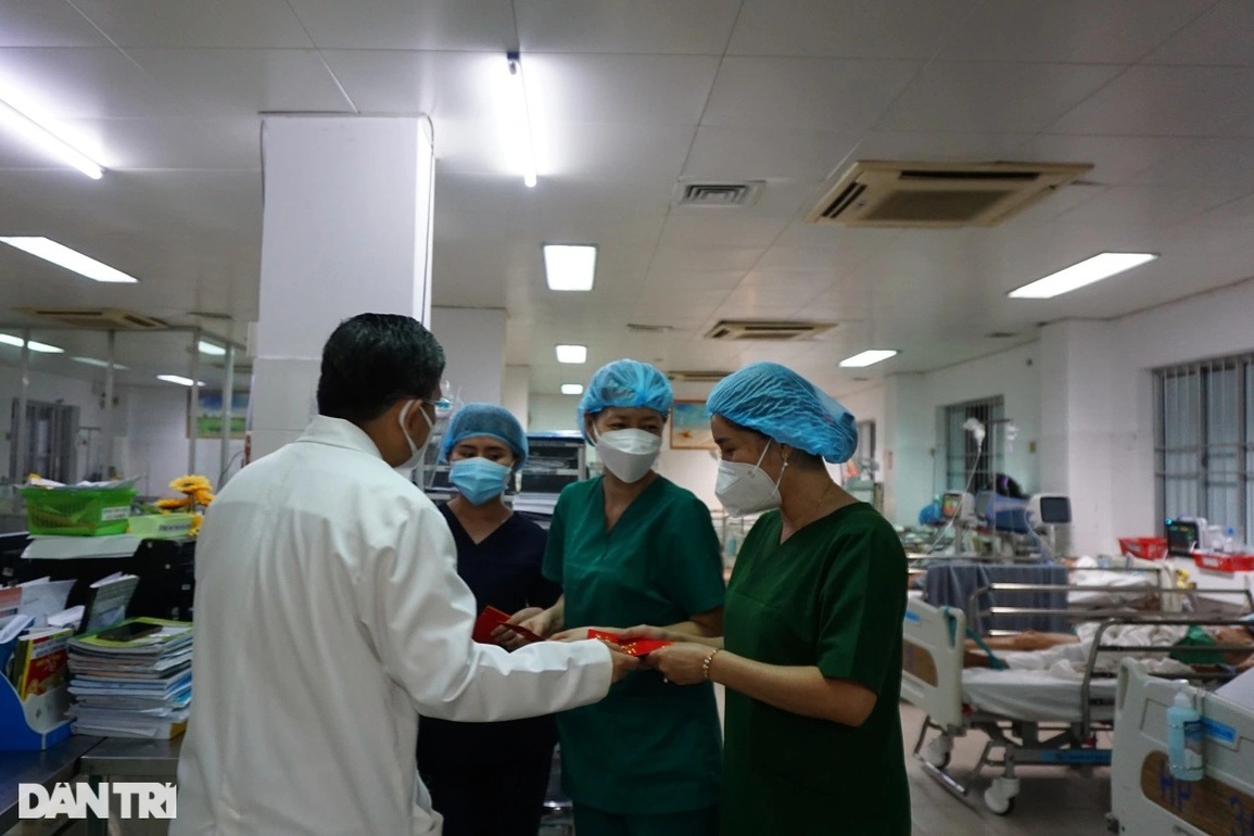 Giao thừa căng mình ở bệnh viện và niềm vui vỡ òa khi cấp cứu thành công - 9 Giao thừa căng mình ở bệnh viện và niềm vui vỡ òa khi cấp cứu thành công - 9