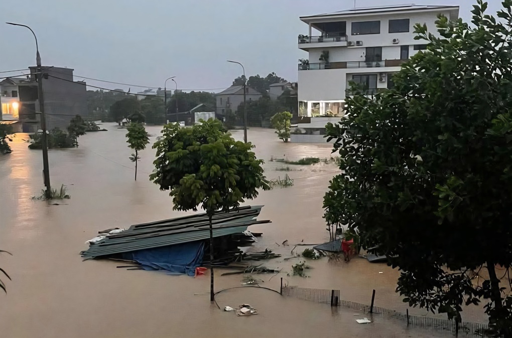 Nước dâng cao trong đêm, nhiều người dân Thái Nguyên lên mạng cầu cứu - 1