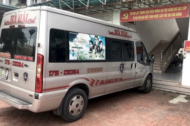 Xe 16 chỗ lạng lách, ép xe cảnh sát giao thông trên cao tốc