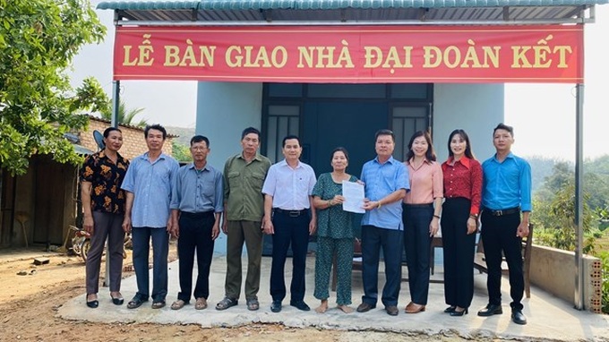 Uỷ ban MTTQ tỉnh Lâm Đồng tổ chức bàn giao nhà Đại đoàn kết cho hộc nghèo huyện Đạ Tẻh.