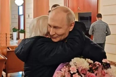 Tổng thống Putin đích thân lái siêu xe chở cô giáo cũ tới thăm Điện Kremlin