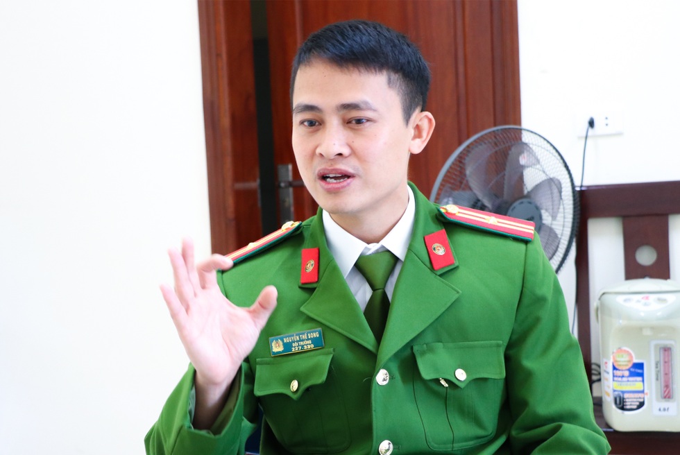 15 giây sinh tử của thiếu tá công an cứu cô gái định nhảy từ tầng 25 - 3 15 giây sinh tử của thiếu tá công an cứu cô gái định nhảy từ tầng 25 - 3