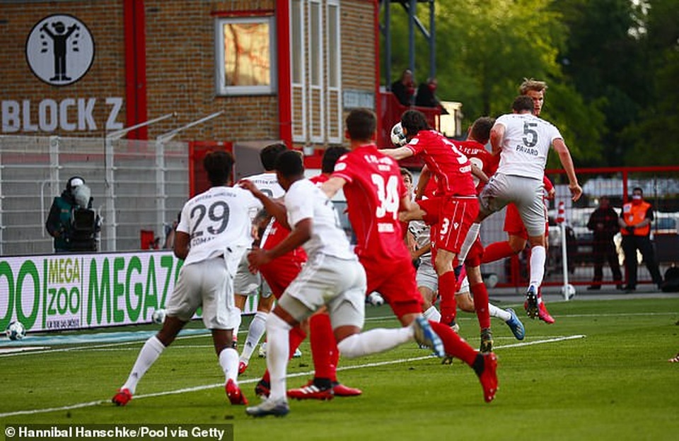 Bayern Munich vững ngôi đầu bảng ở Bundesliga - 3 Bayern Munich vững ngôi đầu bảng ở Bundesliga - 3