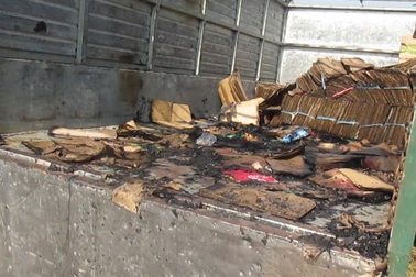 Xe tải đang lưu thông bỗng dưng bốc cháy