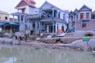 Đường bất ngờ sụt lún, dân nửa đêm chạy tán loạn lo nhà sập