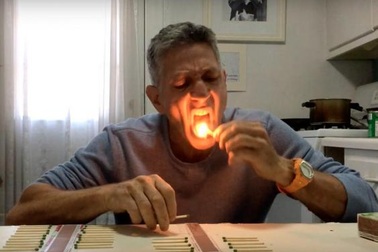 Dập tắt cả chục que diêm bằng... lưỡi