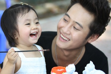 Sao mai Hoàng Nghiệp “lộ” ảnh con gái