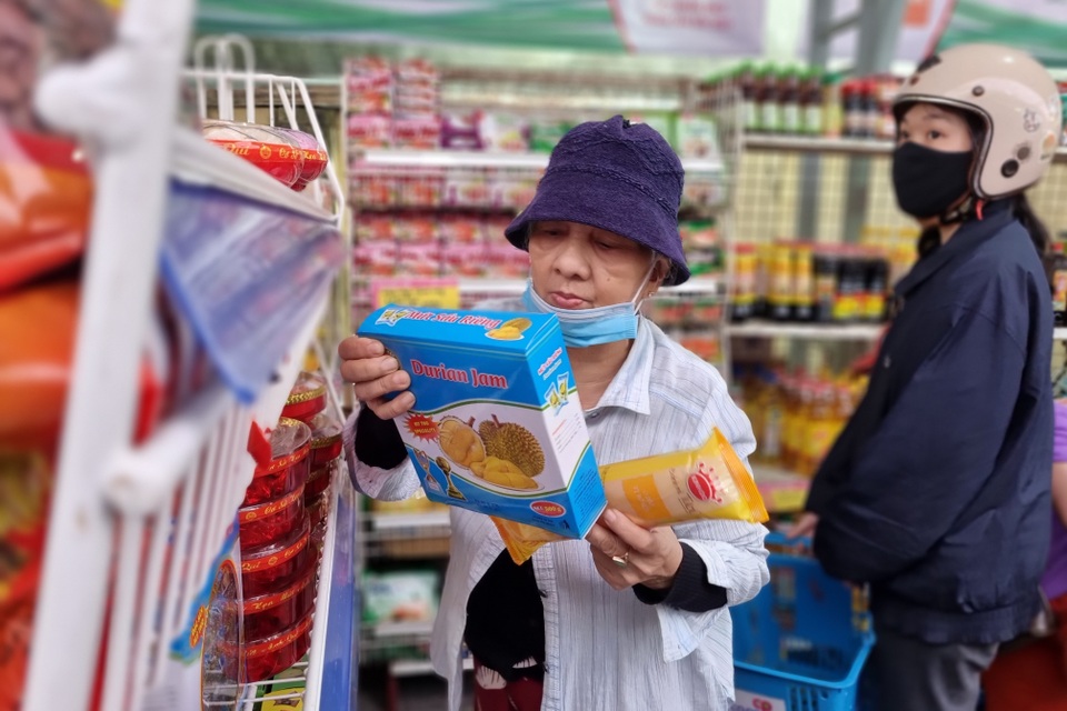 Chợ nhân đạo tặng 1.000 phiếu mua hàng miễn phí tới các hộ khó khăn - 3 Chợ nhân đạo tặng 1.000 phiếu mua hàng miễn phí tới các hộ khó khăn - 3