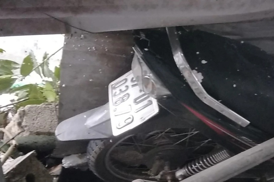Nhà cửa tan hoang sau trận mưa đá, lốc xoáy - 11 Nhà cửa tan hoang sau trận mưa đá, lốc xoáy - 11