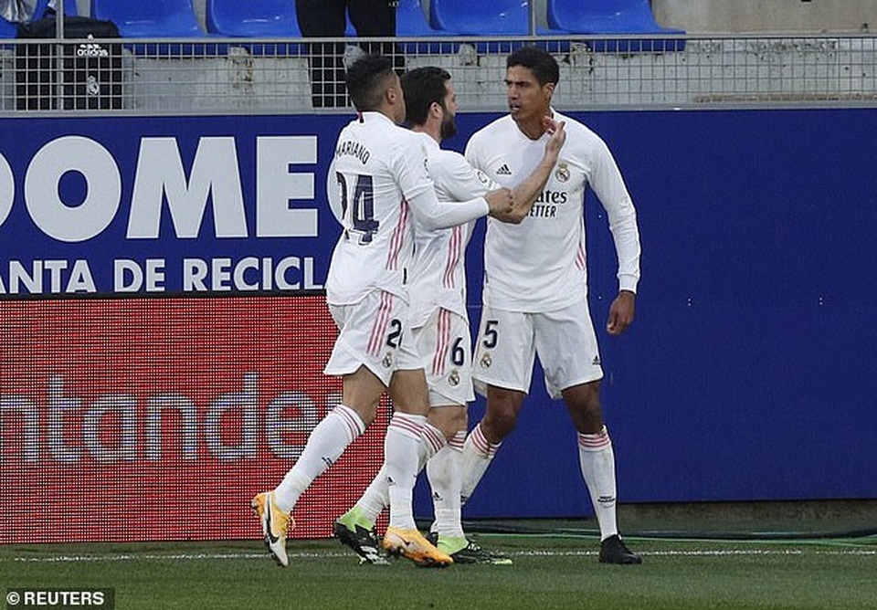 Varane lập cú đúp, Real Madrid ngược dòng thắng đội cuối bảng - 7 Varane lập cú đúp, Real Madrid ngược dòng thắng đội cuối bảng - 7
