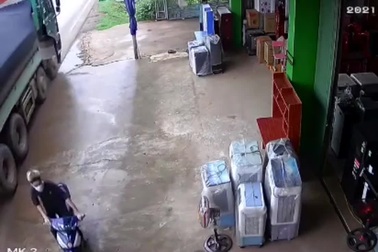 Đầu trần, phóng nhanh, nam thanh niên suýt trả giá bằng cả mạng sống