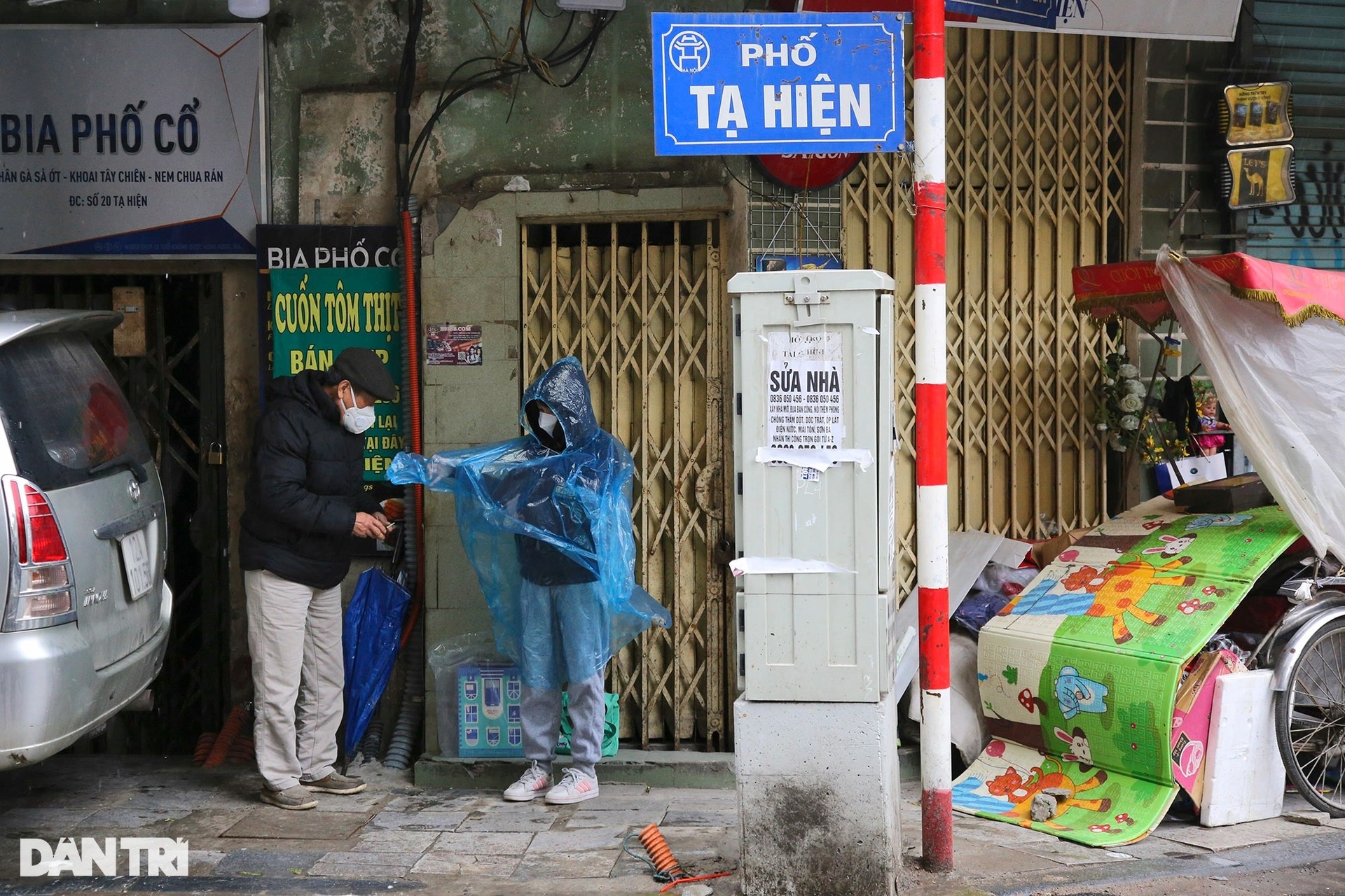 Mưa rét khiến cuộc sống của người dân Hà Nội gặp nhiều khó khăn - 13 Mưa rét khiến cuộc sống của người dân Hà Nội gặp nhiều khó khăn - 13