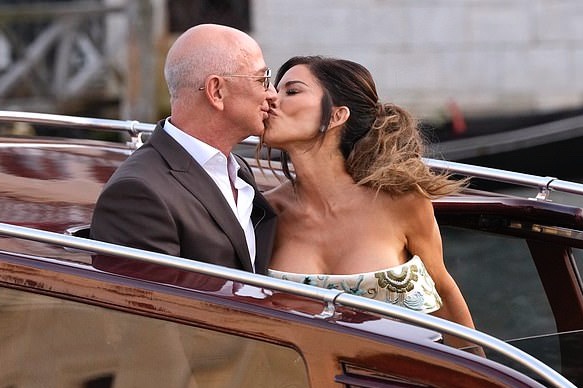 Tỷ phú Jeff Bezos và MC nóng bỏng đã kết hôn, ký hợp đồng tiền hôn nhân - 1