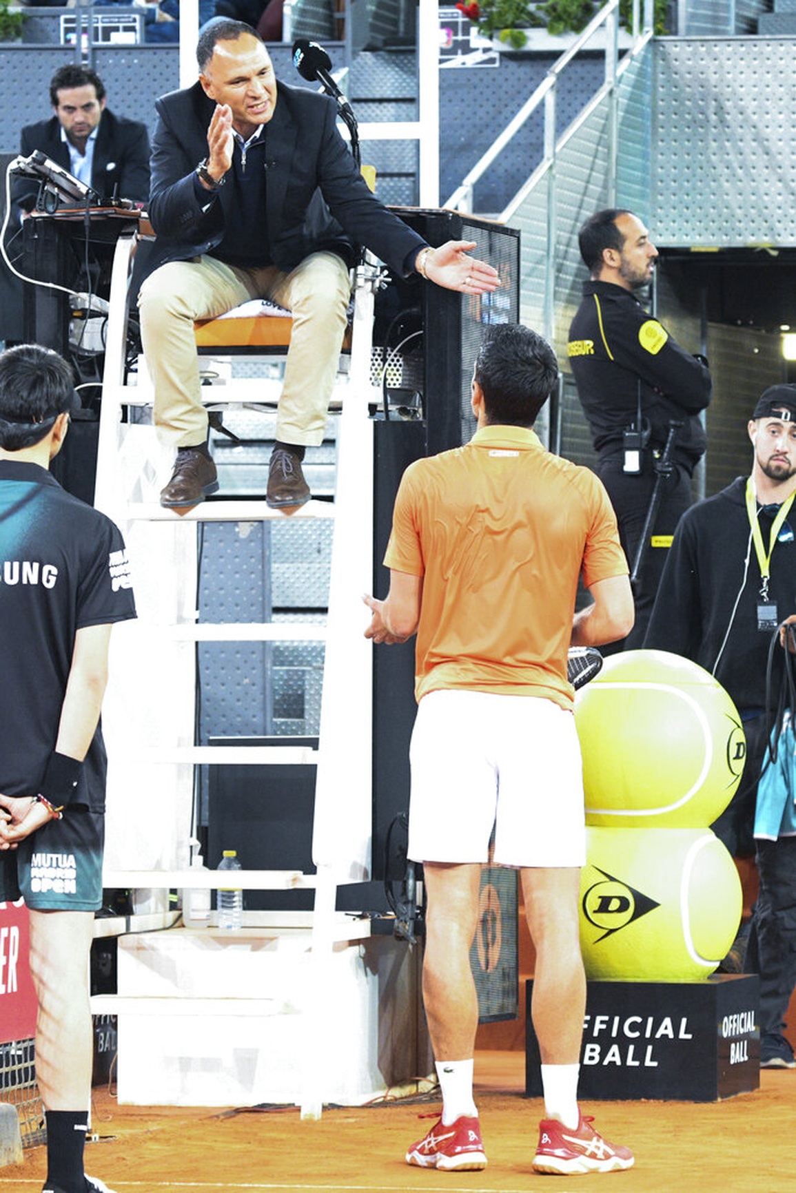 Djokovic phản ứng với trọng tài ở Madrid Open - 1 Djokovic phản ứng với trọng tài ở Madrid Open - 1