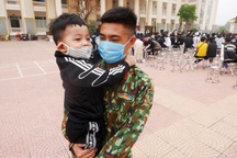 Hết cách ly ở trường quân sự: Người lớn xúc động, trẻ nhỏ ôm chặt bộ đội