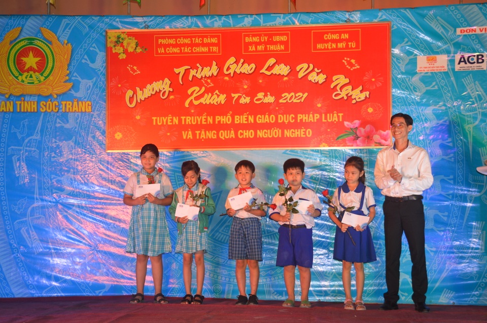 Sóc Trăng: Mang xuân đến với đồng bào vùng sâu - 2 Sóc Trăng: Mang xuân đến với đồng bào vùng sâu - 2