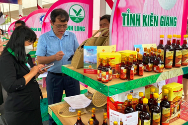 Hơn 300 gian hàng trưng bày đặc sản các địa phương