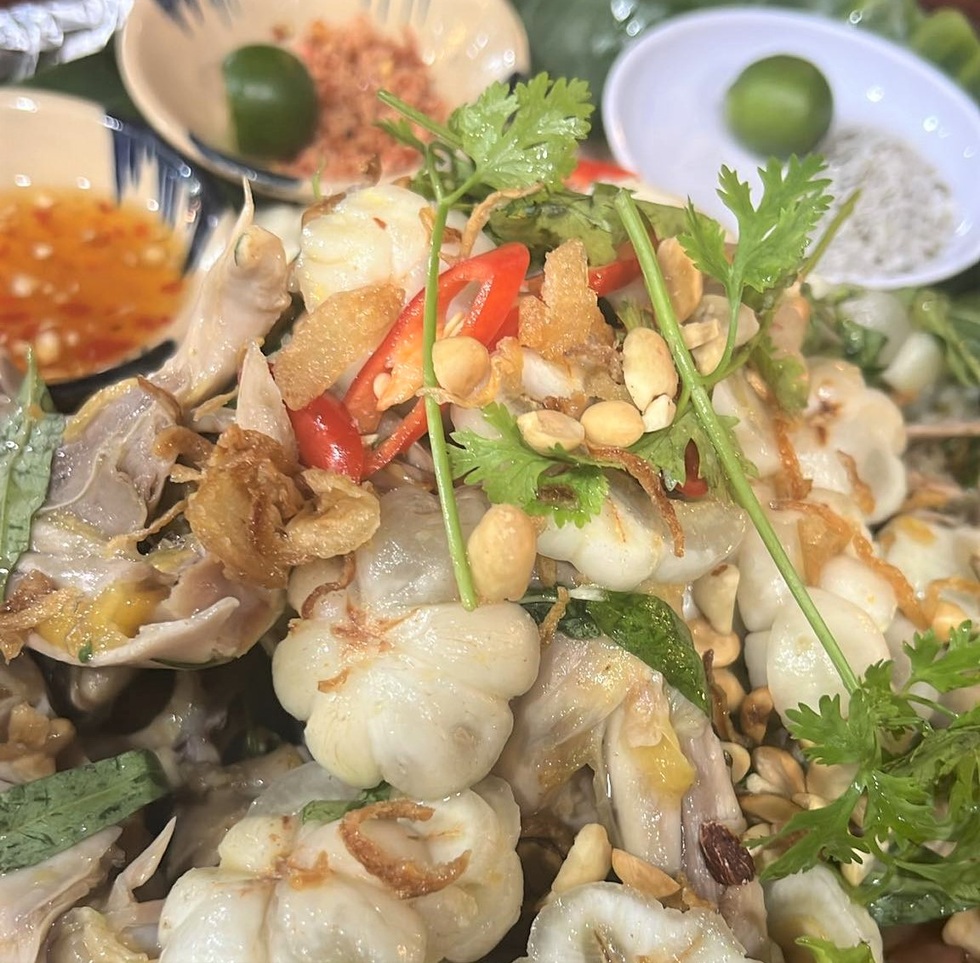Vợ chồng trẻ cãi nhau, chạy xe 70km chỉ vì đu trend gỏi gà măng cụt - 2 Vợ chồng trẻ cãi nhau, chạy xe 70km chỉ vì đu trend gỏi gà măng cụt - 2