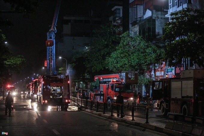 Hà Nội: Nhà 3 tầng bốc cháy giữa đêm, ít nhất 4 người tử vong - Ảnh 1. Hà Nội: Nhà 3 tầng bốc cháy giữa đêm, ít nhất 4 người tử vong - Ảnh 1.