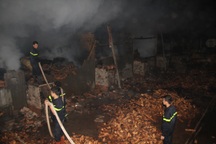 Cháy xưởng gỗ rộng hàng nghìn mét vuông trong đêm