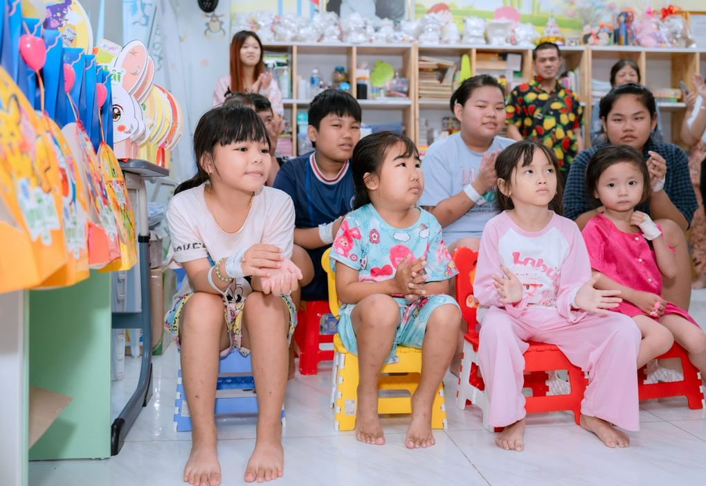 Thạch Long Hải mang Tết Trung thu đến Bệnh viện Nhi đồng Thành phố - 1 Thạch Long Hải mang Tết Trung thu đến Bệnh viện Nhi đồng Thành phố - 1